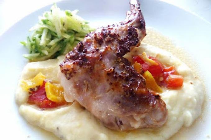 Pečený králík s hrubozrnnou hořčicí, paprikou a rajčaty s bramborovo-jablečnou kaší