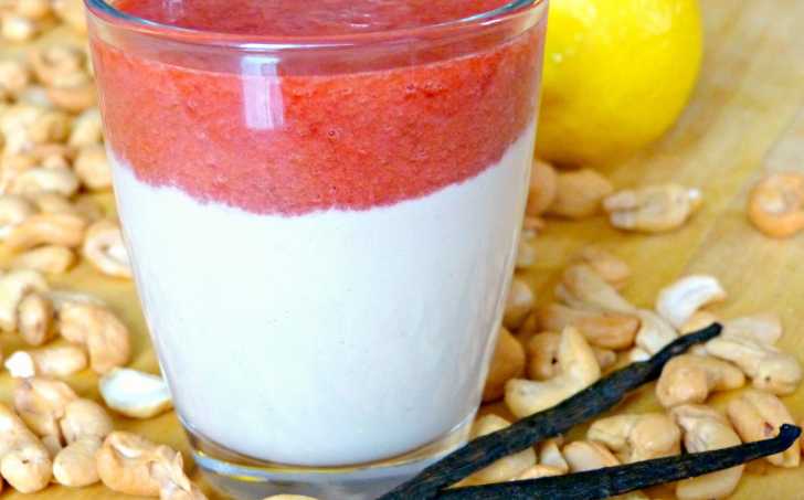 Kešu dezert s jahodovou pěnou