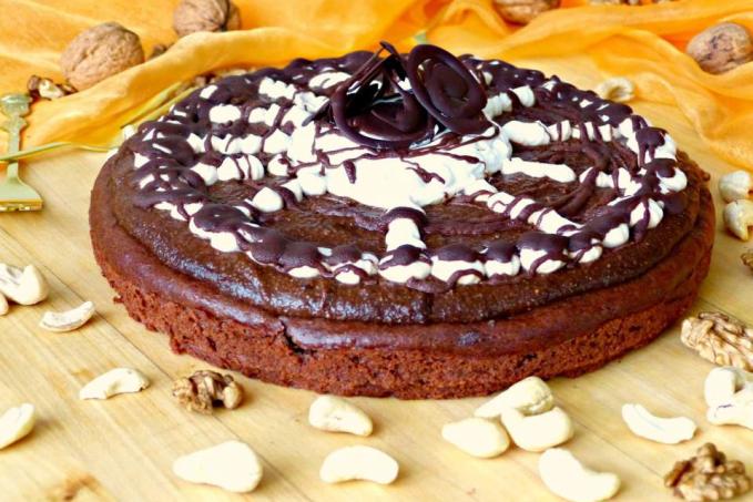 Žitný cuketový dort s kakaem, vlašskými ořechy s krémem z banánu, kešu ořechů a kokosového mléka
