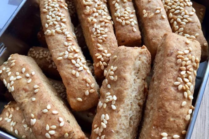 Špaldové tyčinky so sezamom