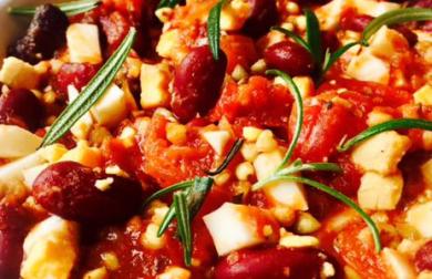 Zapečená pohanka v rajčatové omáčce