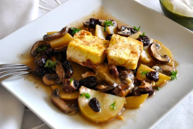 Zapékané dušené tofu s žampiony, brambory, česnekovou omáčkou a sušenými třešněmi