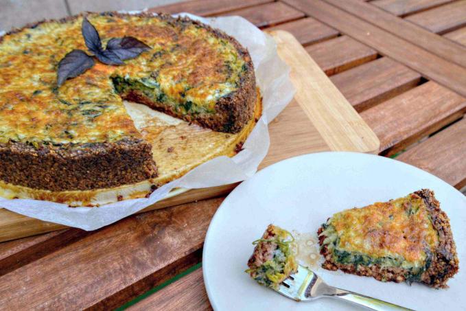 Slaný pekanový koláč se zeleninou a ovčím sýrem (paleo)