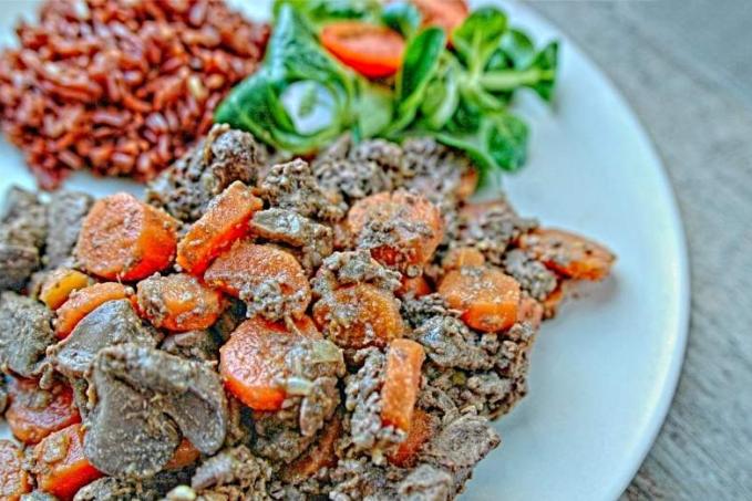 Játra na cibulce s mrkví, jablky a skořicí