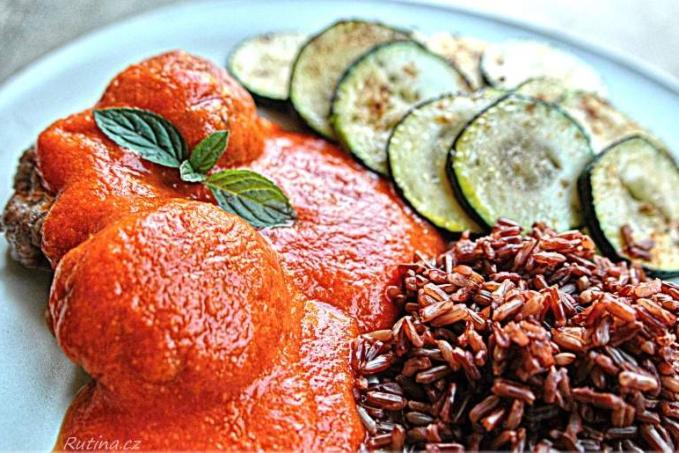 Karbanátky s rajčatovo-paprikovou omáčkou