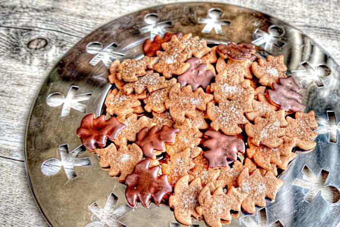 Polomáčené celozrnné skořicové sušenky do pusy i na stromeček