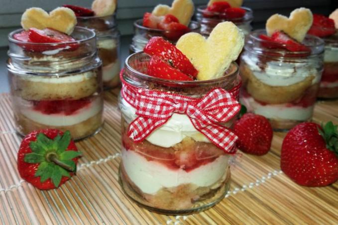 Jahodový pohár s bazalkovým cukrem a domácím piškotem