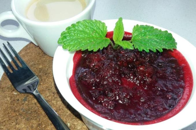 Kokosový cheesecake s ostružinovým želé