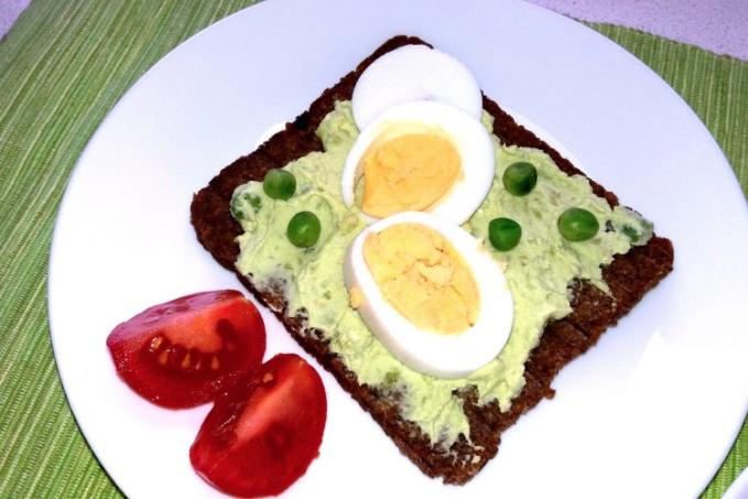 Rychlá hrášková pomazánka s vajíčkem