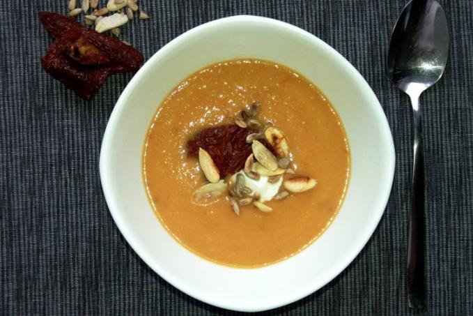 Polévka z patizonu a sušených rajčat zdobená mandlemi