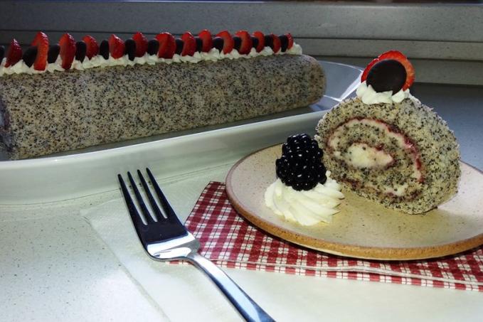 Maková roláda plněná malinovou marmeládou a tvarohem.