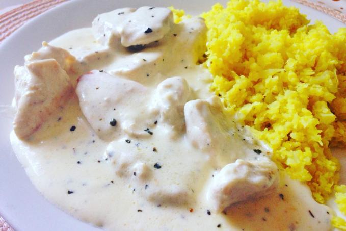 Kuřecí maso se sýrovou omáčkou a květákovou kari rýží