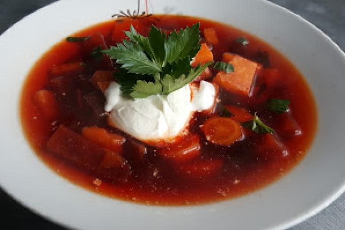 Polévka z červené řepy a kořenové zeleniny