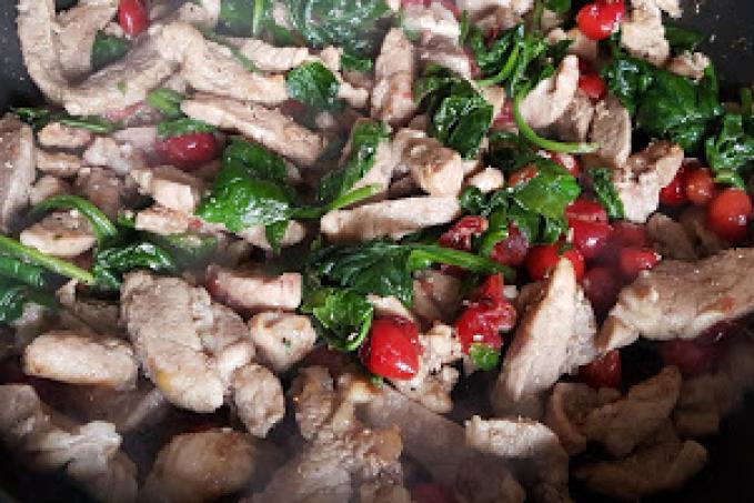 Vepřová panenka s medem a brusinkami