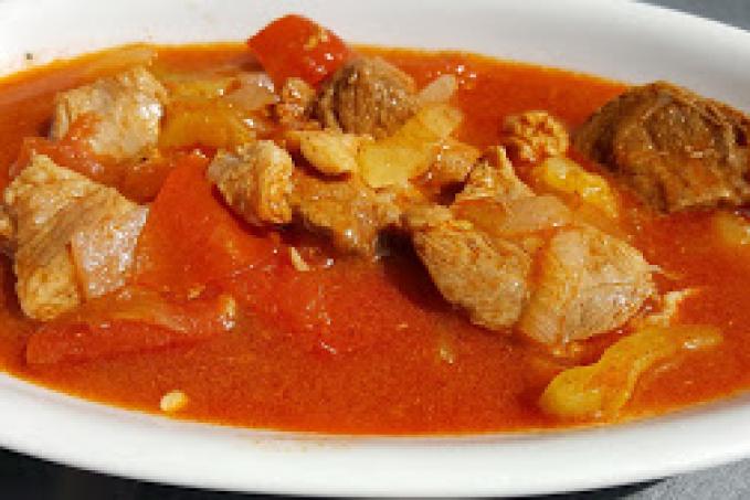 Vepřová plec na rajčatech a paprikách