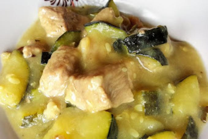 Dušené vepřové maso s cuketou