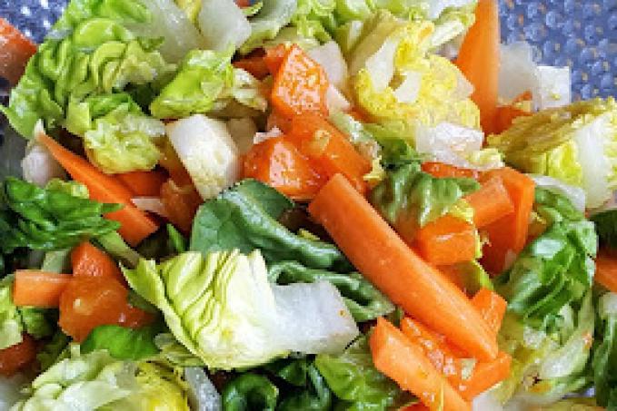 Little gem salát s meruňkami