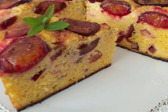 Švestkový koláč z polenty