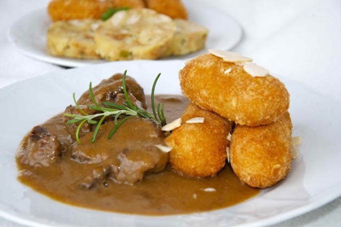 Kanec se šípkovou a s mandlovými kroketami z odpalovaného těsta