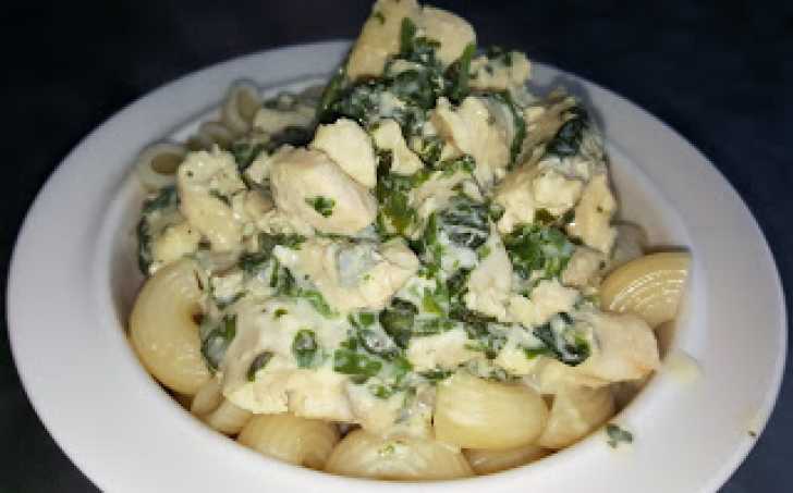 Těstoviny s kuřecím masem, nivou a špenátem