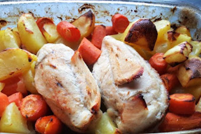 Pečená kuřecí prsa s bramborem a mrkví z jednoho pekáčku