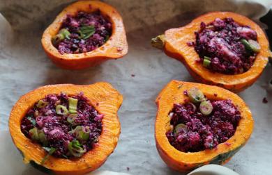 Plnené hokkaido loďky šalátom z červenej kapusty, cvikle a bryndze