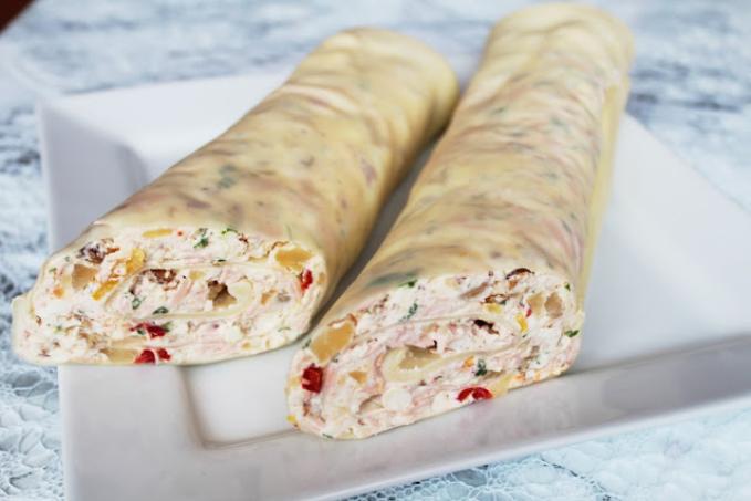 Bohatá vegetarian syrová roláda s kúskami vlašských orieškov a olomouckými syrečkami