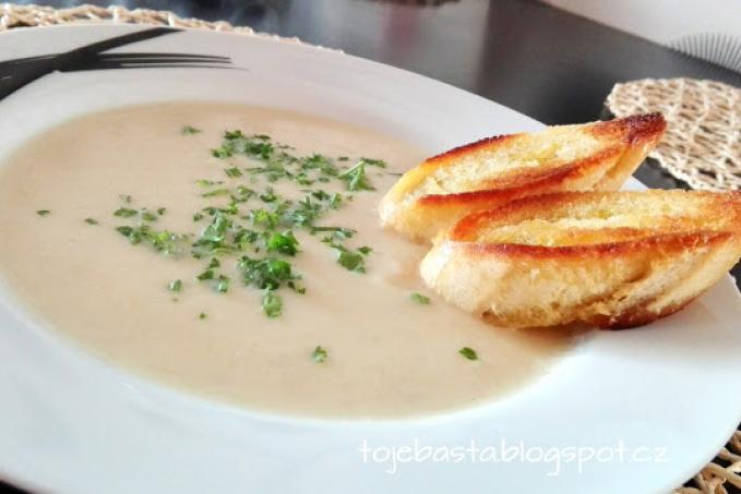 Polévka z pečené petržele se sýrem s modrou plísní