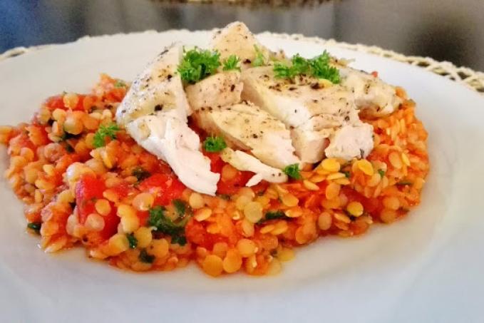 Červená čočka s rajčaty