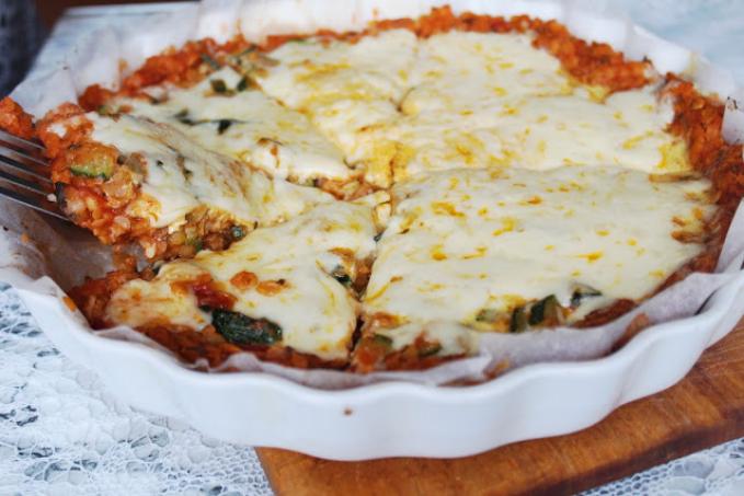 Slaný quiche z korpusu z červenej šošovice a cukinou