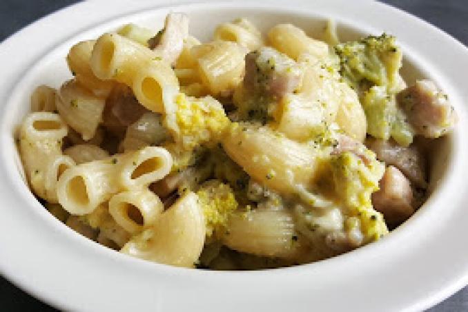 Těstoviny s kuřecím masem, brokolicí a nivou