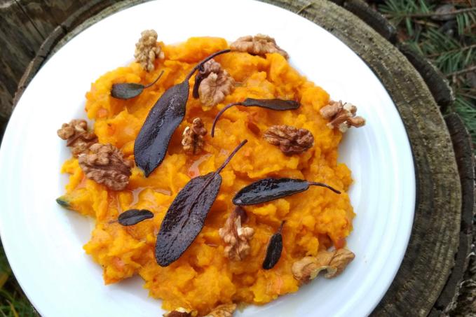 Dýňová kaše se smetanou, ořechy a křupavou šalvějí