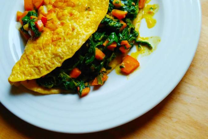 Omeleta se špenátem, špekem a dýní