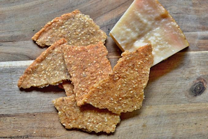 Bezlepkový parmezánový knäckebrot