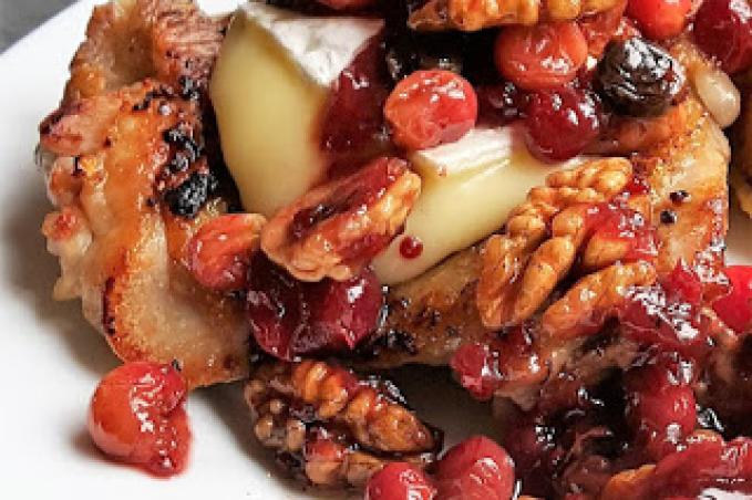 Kuře s brusinkami, ořechy a hermelínem