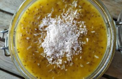 Chia puding s mangovou čepičkou