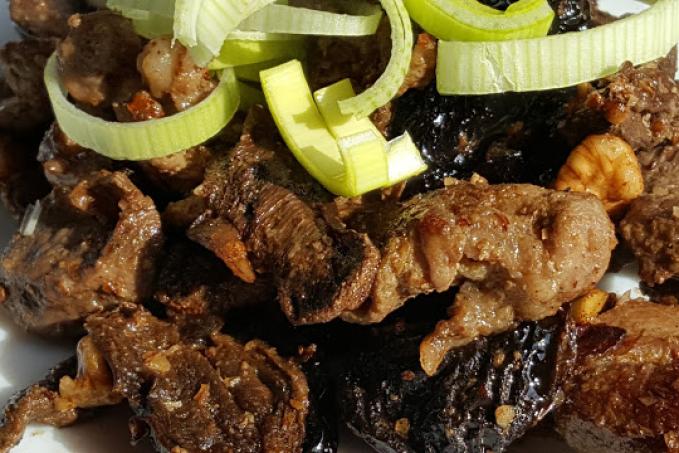 Hovězí nudličky se sušenými švestkami, houbami a ořechy