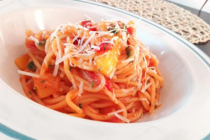 Těstoviny s paprikovou omáčkou