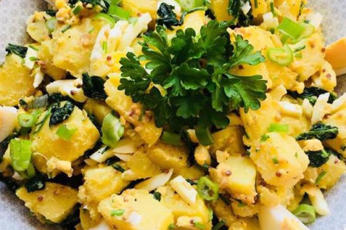 Bramborový salát se špenátem a vejci