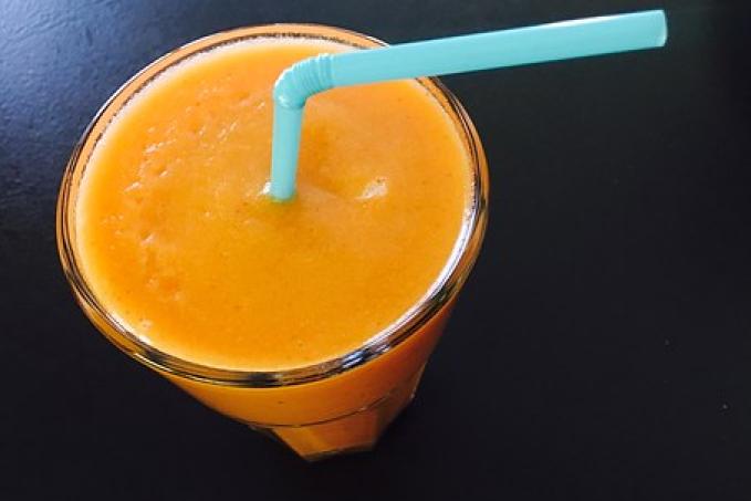 Mangovo-broskvové smoothie