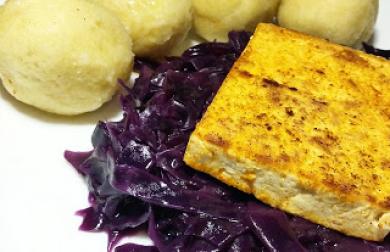 Červené zelí s bramborovým knedlíkem a tofu plátkem (alias „Tofu-knedlo-zelo“)