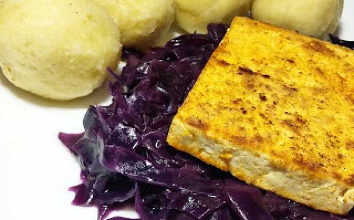 Červené zelí s bramborovým knedlíkem a tofu plátkem (alias „Tofu-knedlo-zelo“)