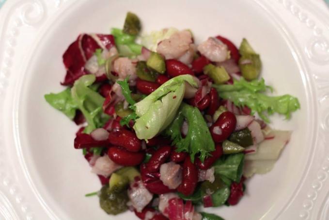 Pikantní fazolový salát se sledi (se slanečky)