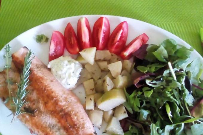Ryba na bylinkách, kedlubnové brambory a rukolový salátek