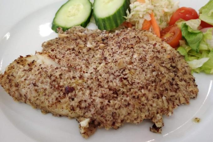 Treska s krustou z lískových oříšků