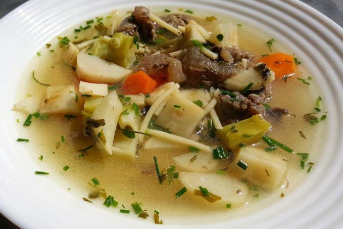 Hovězí polévka s masem a nudlemi
