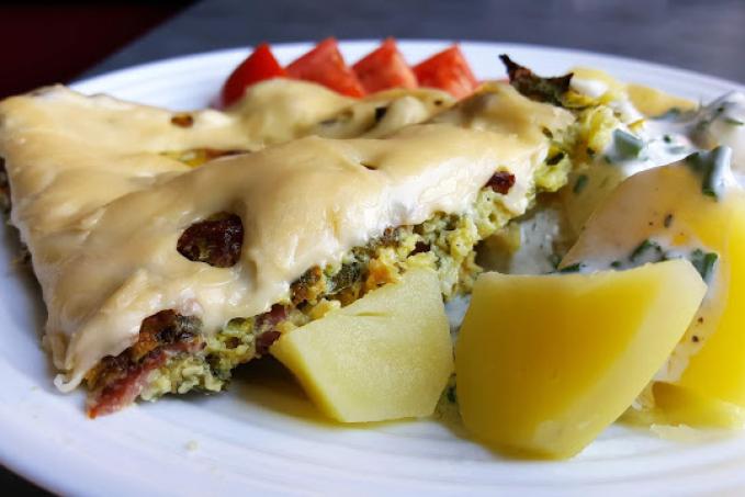 Cuketa zapečená s uzeným masem a sýrem