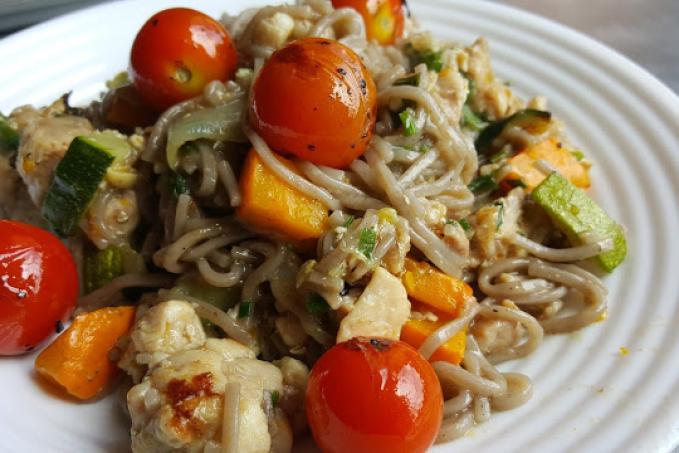 Pohankové špagety s masem a zeleninou