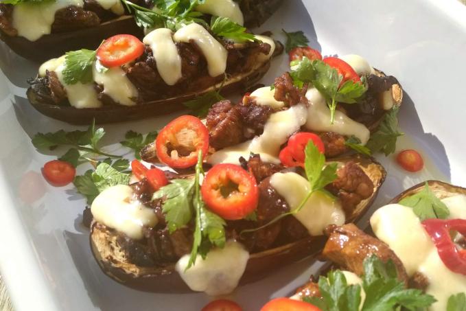 Zapečené lilky plněné masem a houbami