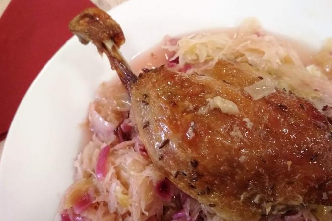 Pečená kachna se zelím na anglické slanině